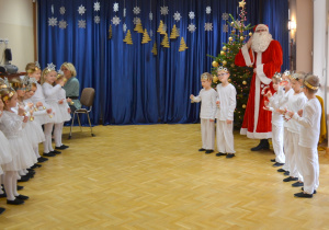 Dzieci z grupy IV muzykują dla Świętego Mikołaja